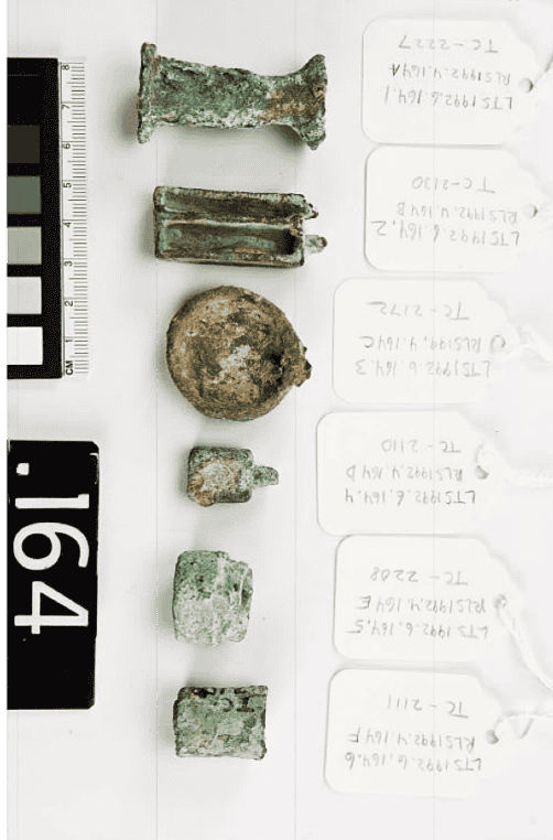 مجموعة من القطع الصغيرة